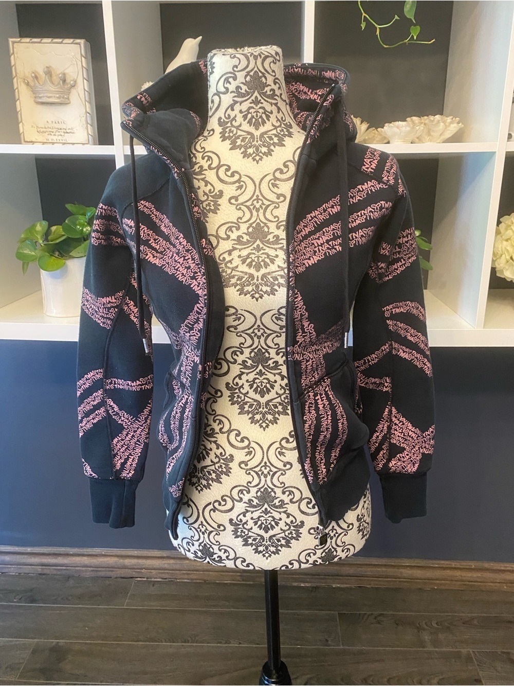 Rare Aritzia TNA Black Zip Hoodie with Pink Pattern Size XS - Picture 4 of 6
